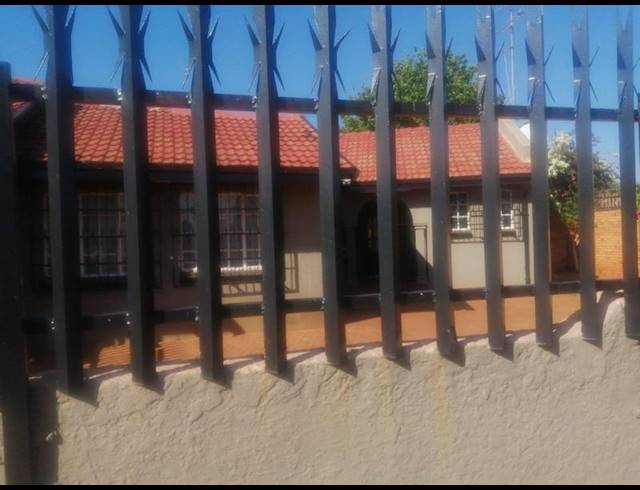 4 BEDROOM HOUSE FOR SALE IN LENASIA SOUTH